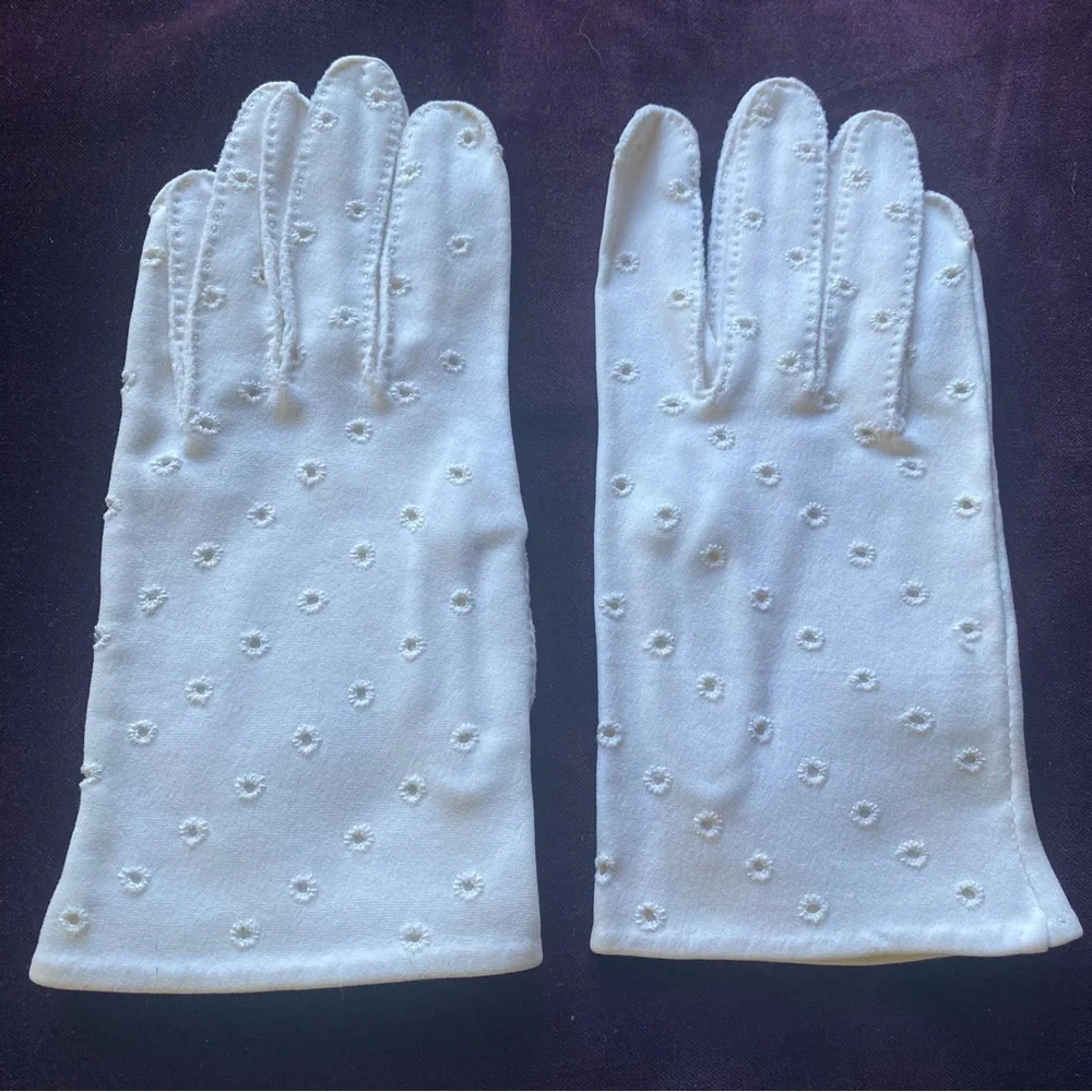 VTG 60’s Crescendoe Craftsman White Eyelet Lace Driving gloves. Excellent shape!